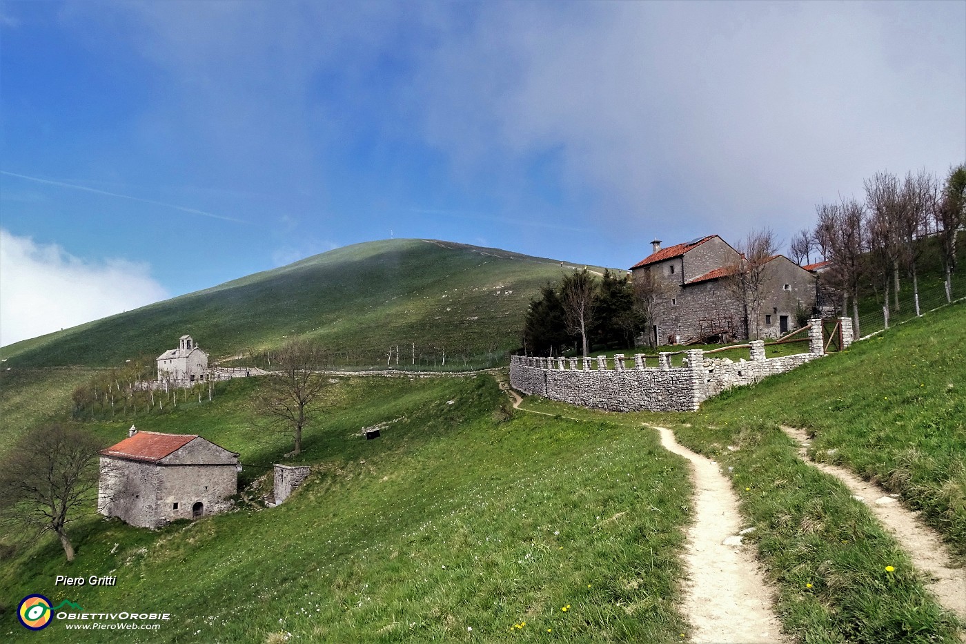 33 Vista verso la Chiesetta del Linzone - Santuario della Sacra Famiglia di Nazareth .JPG -                                